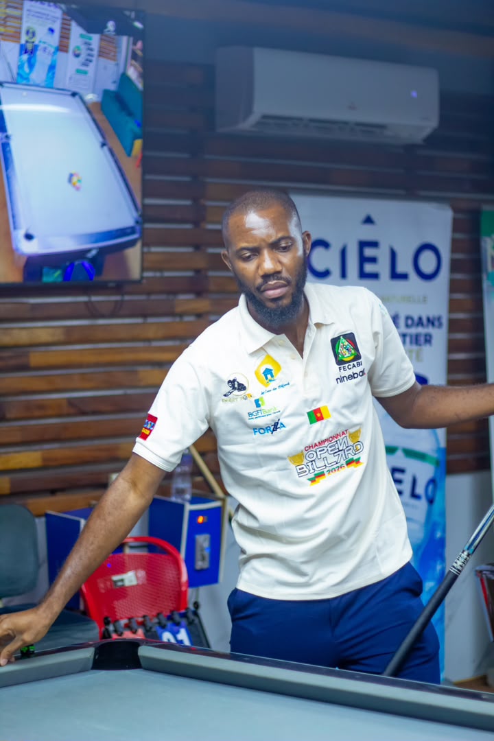 Bih Yousouf à la table, en polo du Championnat Open Billard 2026