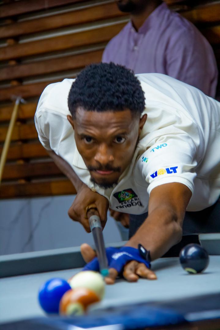 Tsaffack Gomoh, queue en main, à la table de billard