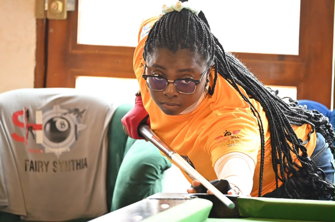 Synthia Ketty prépare un coup à la table de billard