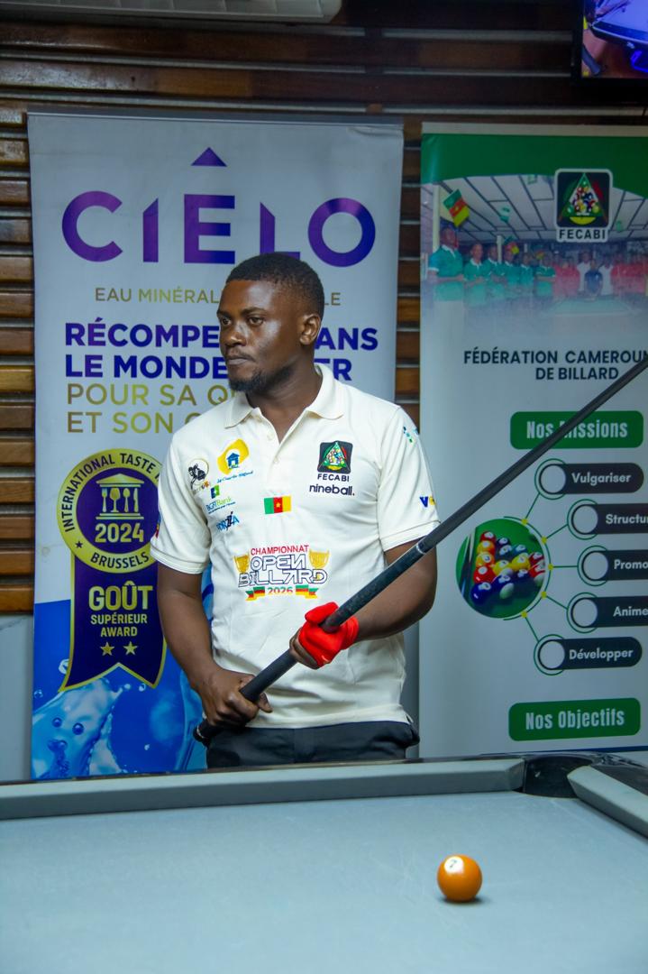 Fomat Cedric prépare un coup à la table de billard